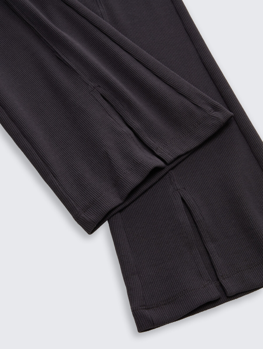 leggings acampanados con detalle de abertura