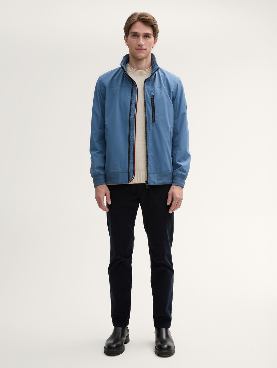 chaqueta tipo blusón con capucha y cuello alto