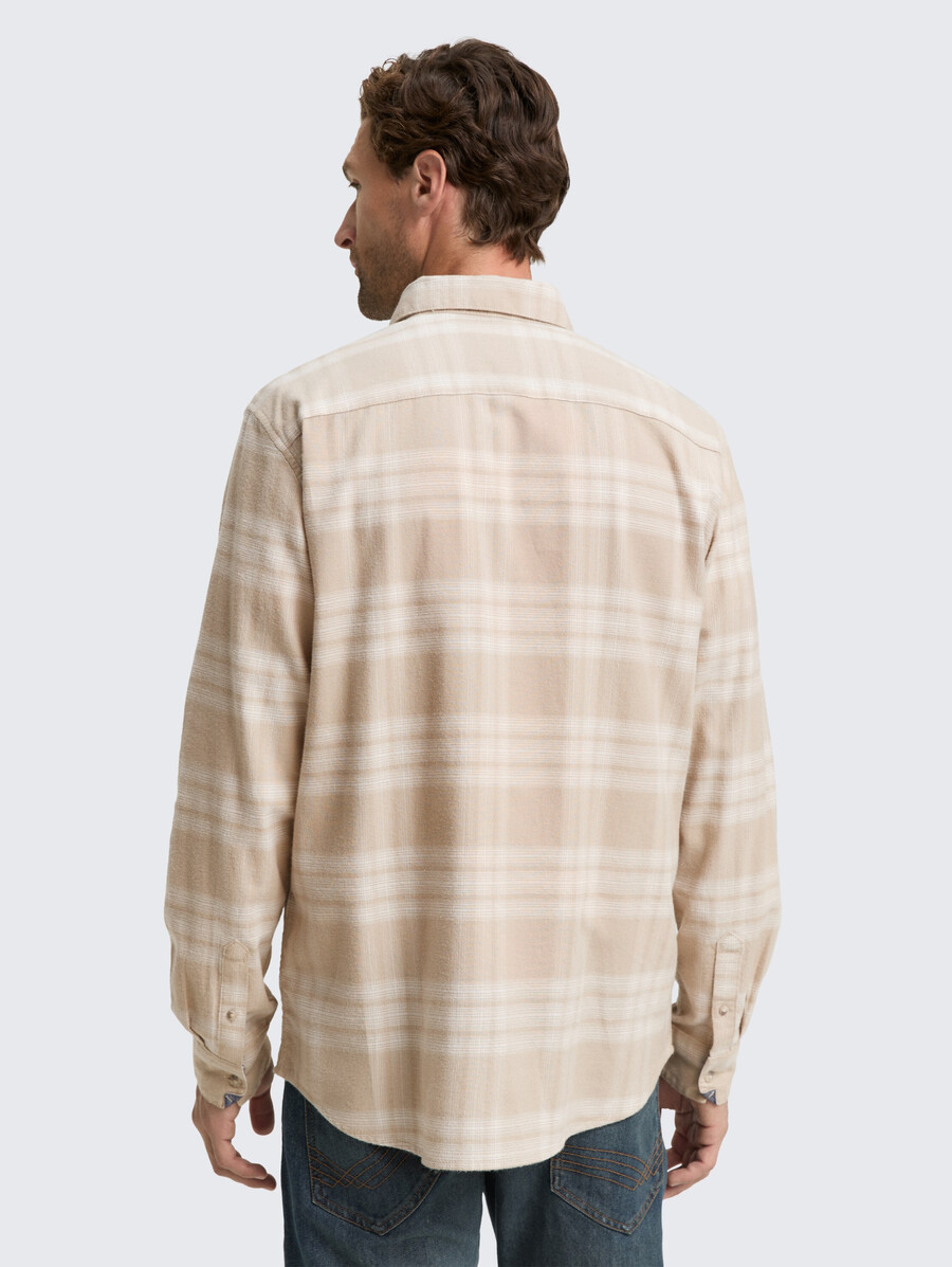 camisa de corte regular con bordado de logo