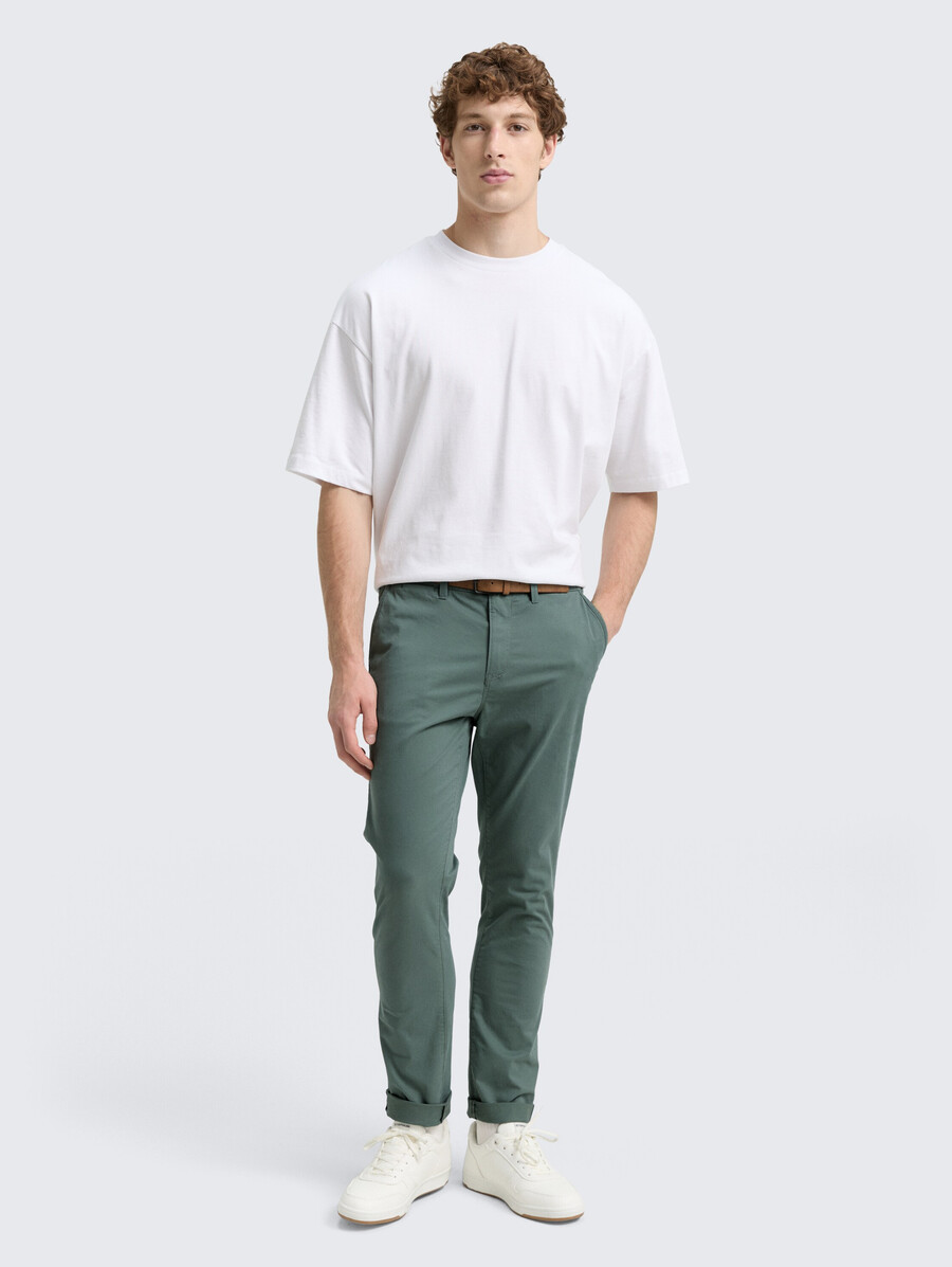 pantalones chinos ajustados con cinturón