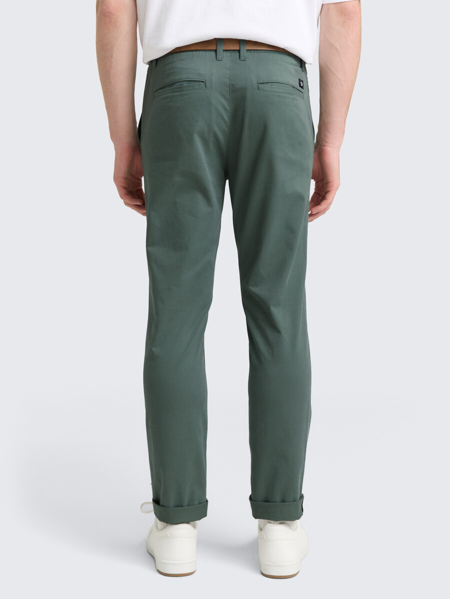 pantalones chinos ajustados con cinturón