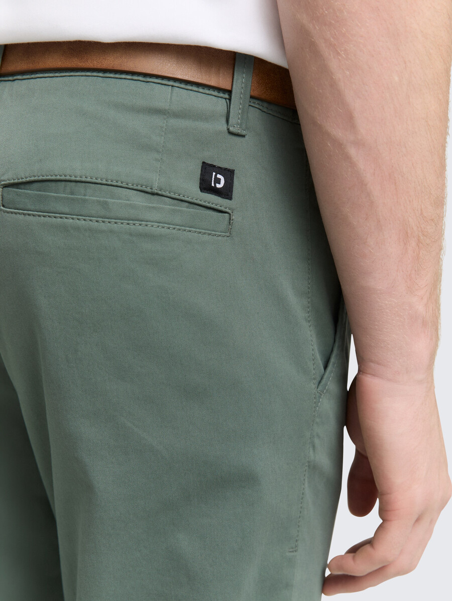 pantalones chinos ajustados con cinturón