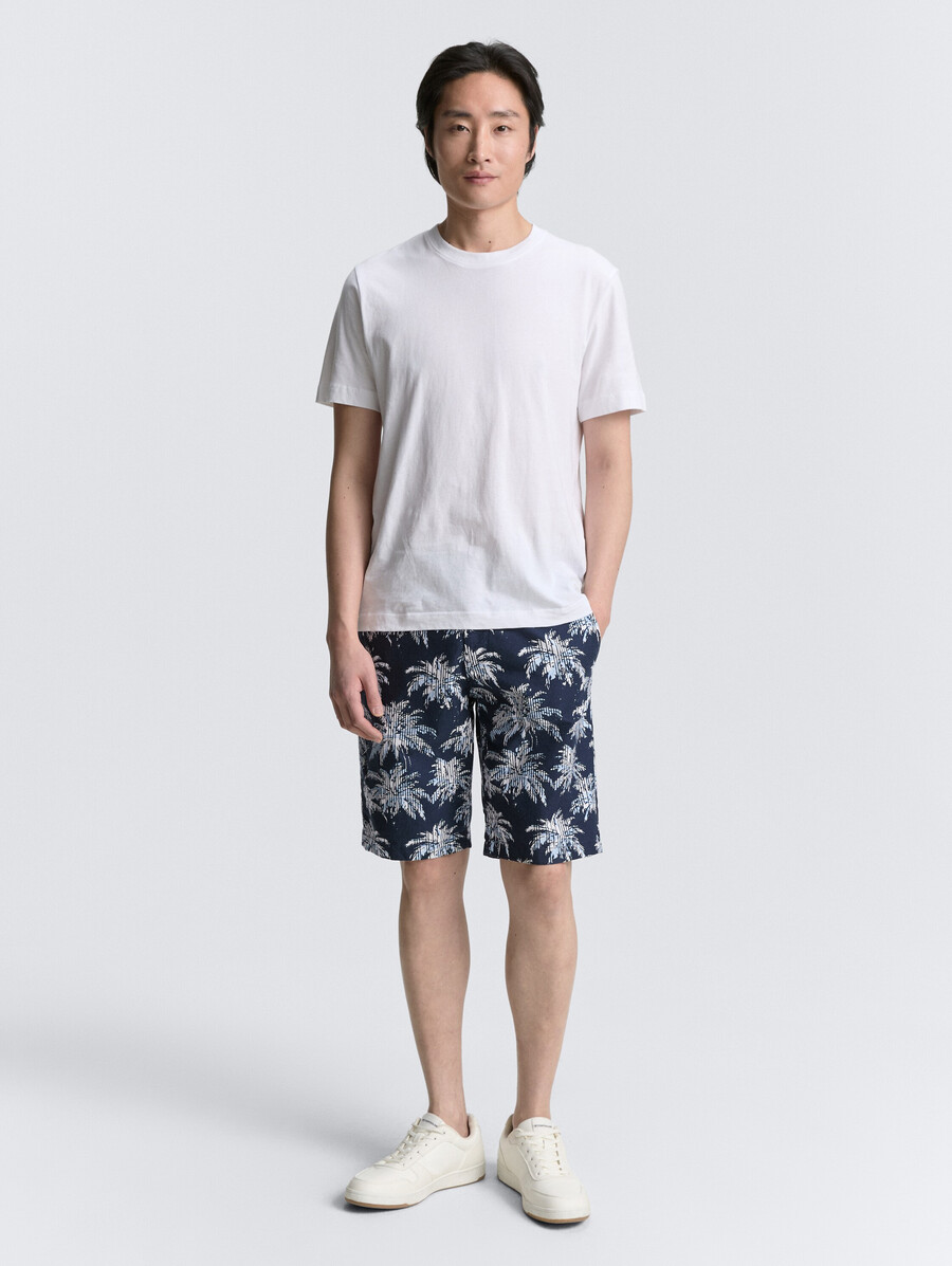 pantalones cortos chinos regulares con estampado de palmeras