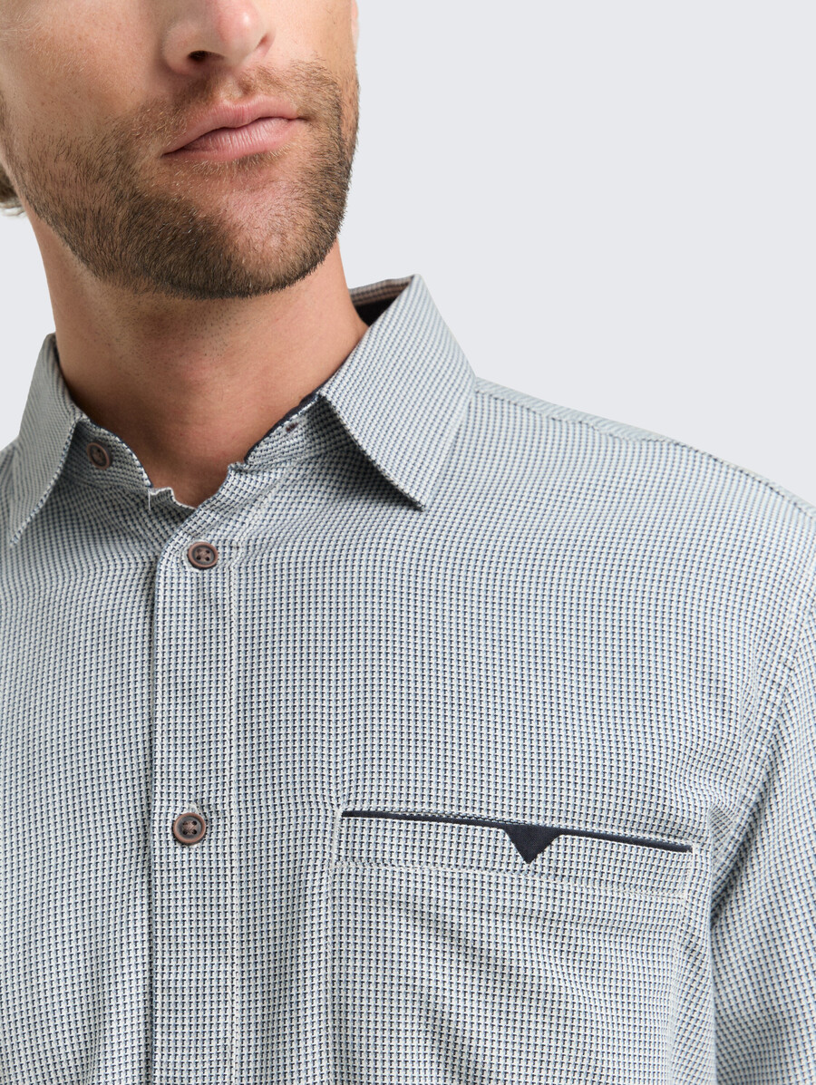 camisa de corte regular con bolsillo en el pecho