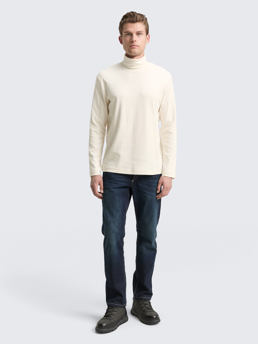 camisa básica de cuello alto