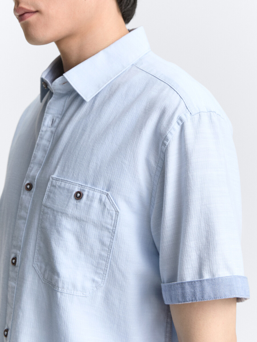 camisa de manga corta de corte regular con bolsillo en el pecho