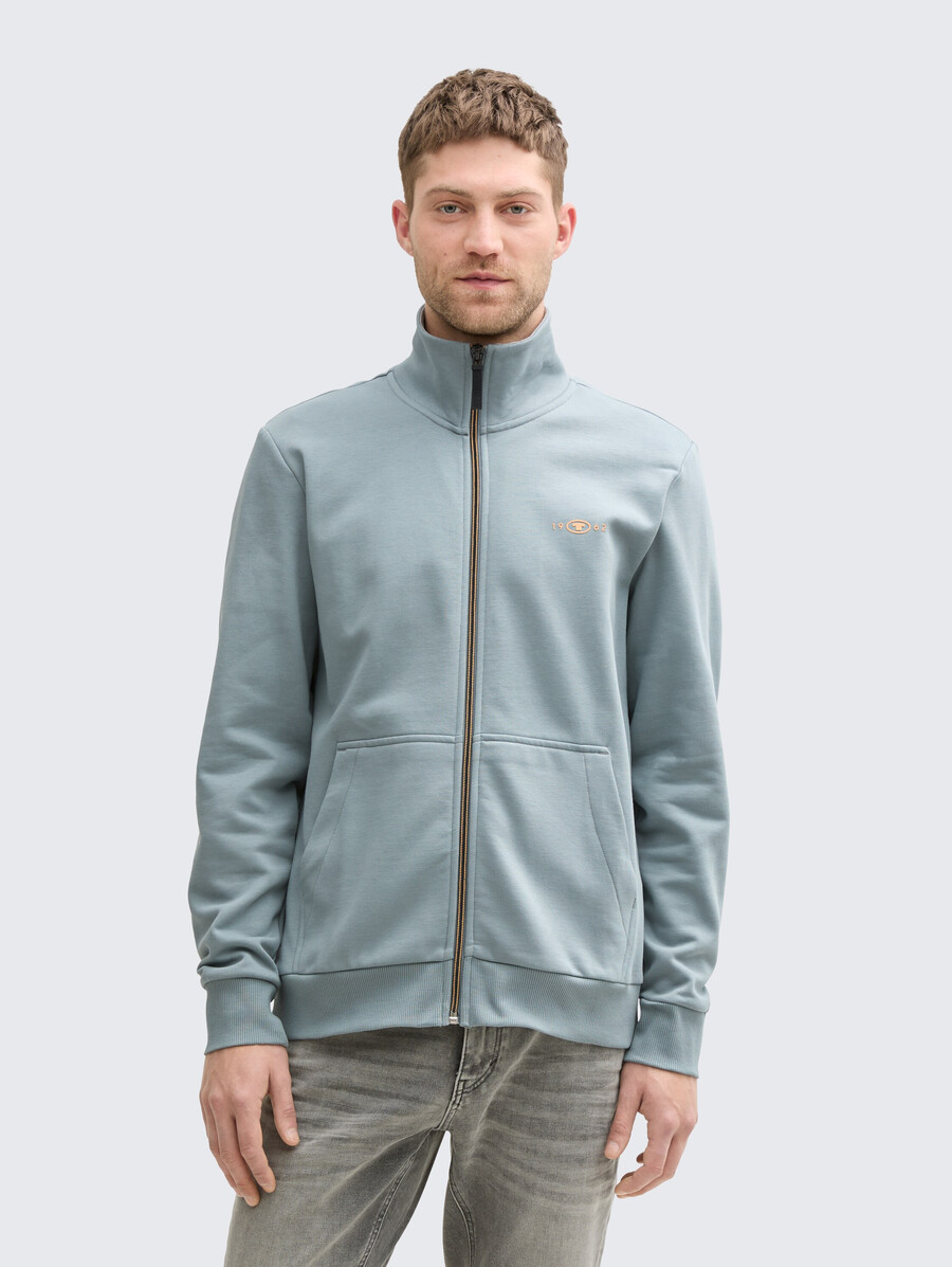 chaqueta deportiva con cuello alto