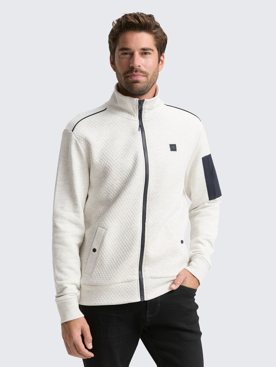 chaqueta deportiva con bolsillo en la manga