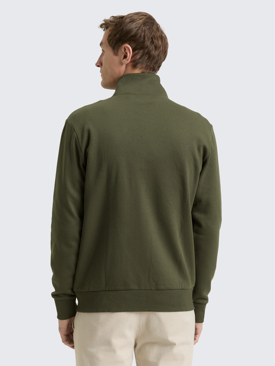 chaqueta deportiva con cuello alto
