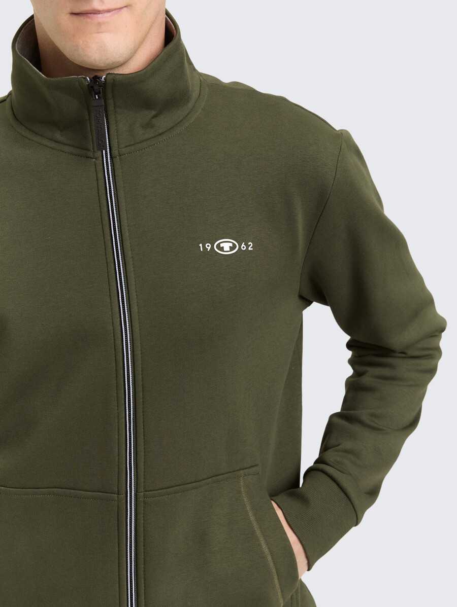 chaqueta deportiva con cuello alto