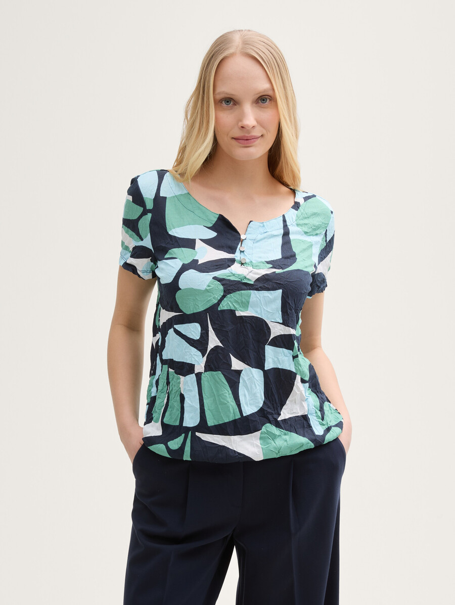 camiseta arrugada con estampado
