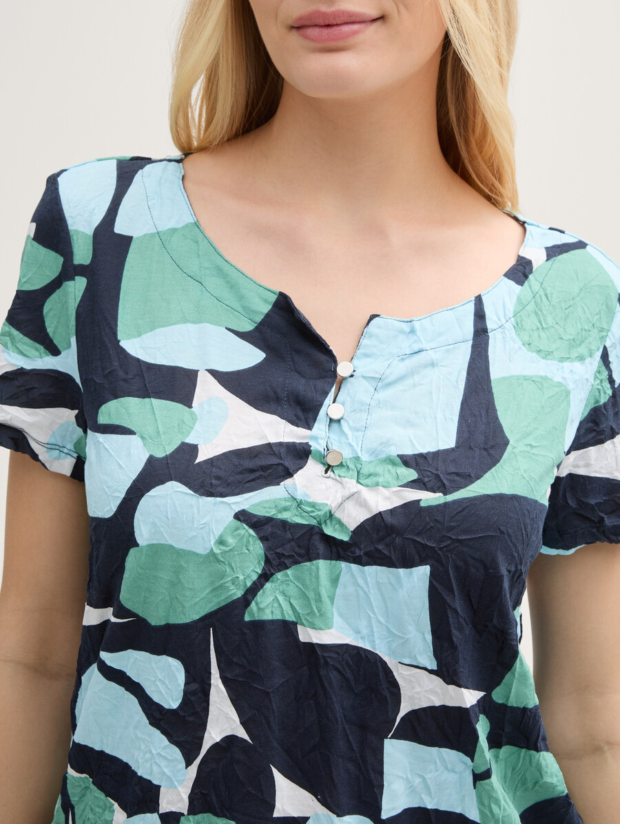 camiseta arrugada con estampado