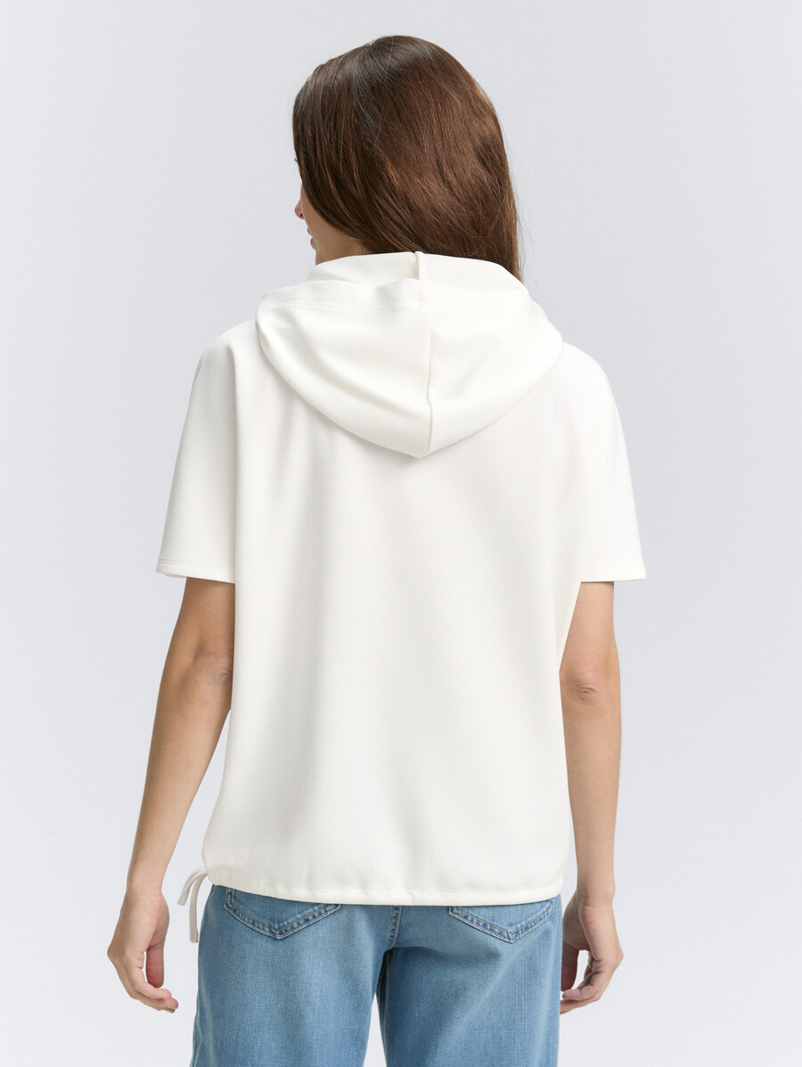 camiseta con capucha