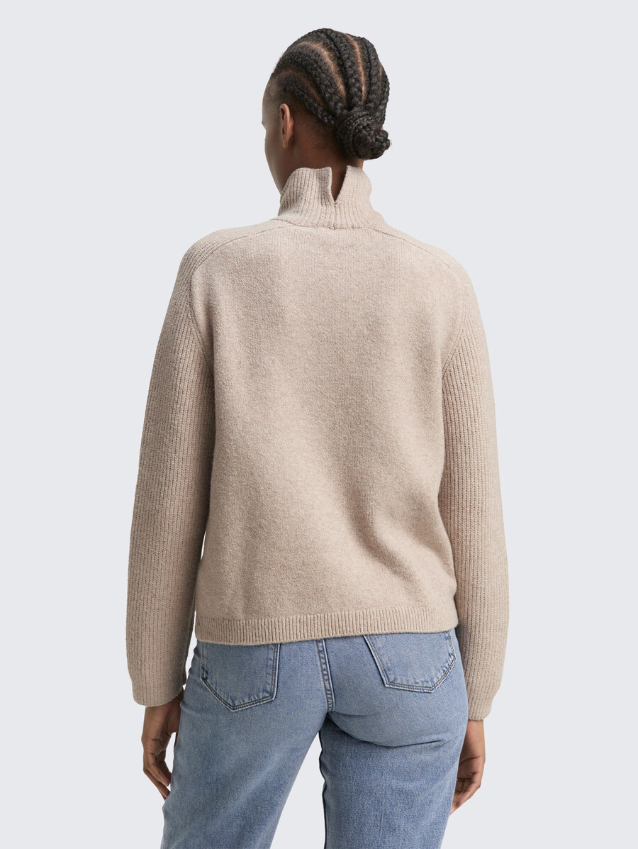 jersey de punto de corte relajado con cuello alto