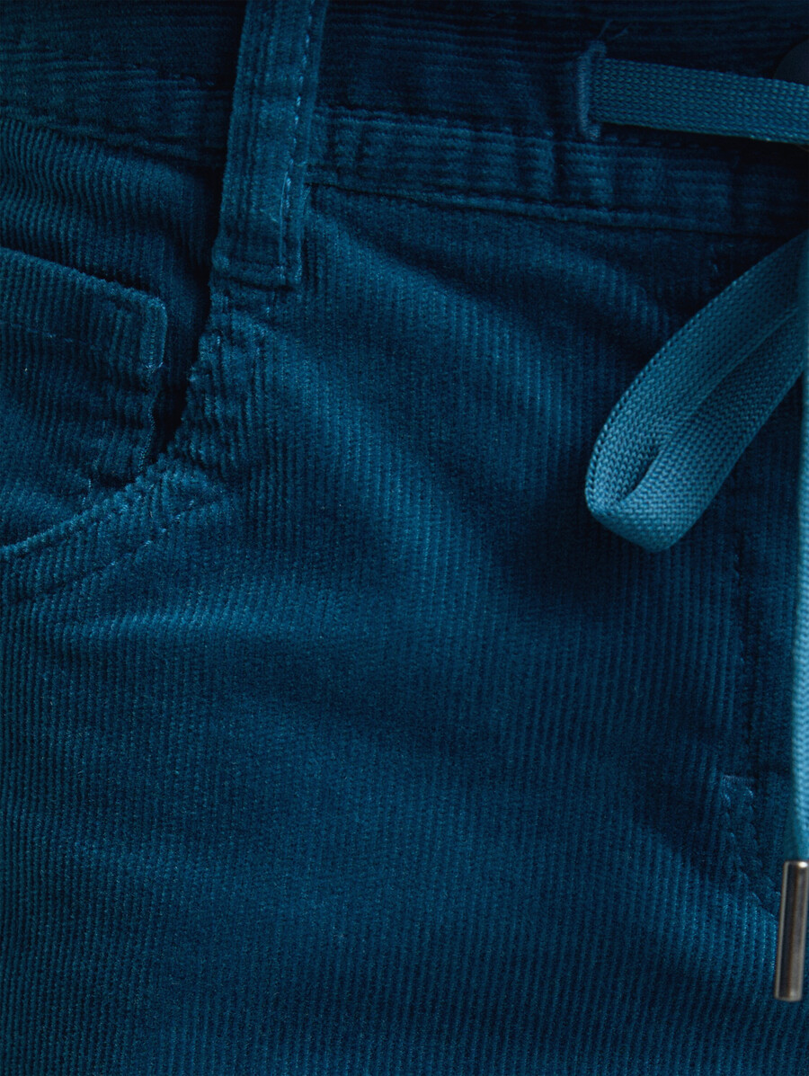 pantalones de pana relajados y cónicos