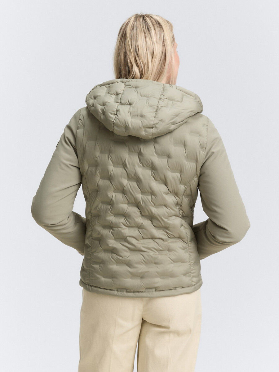 chaqueta acolchada híbrida con capucha