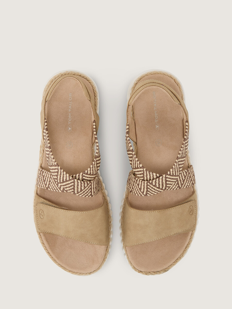 sandalias con detalle trenzado