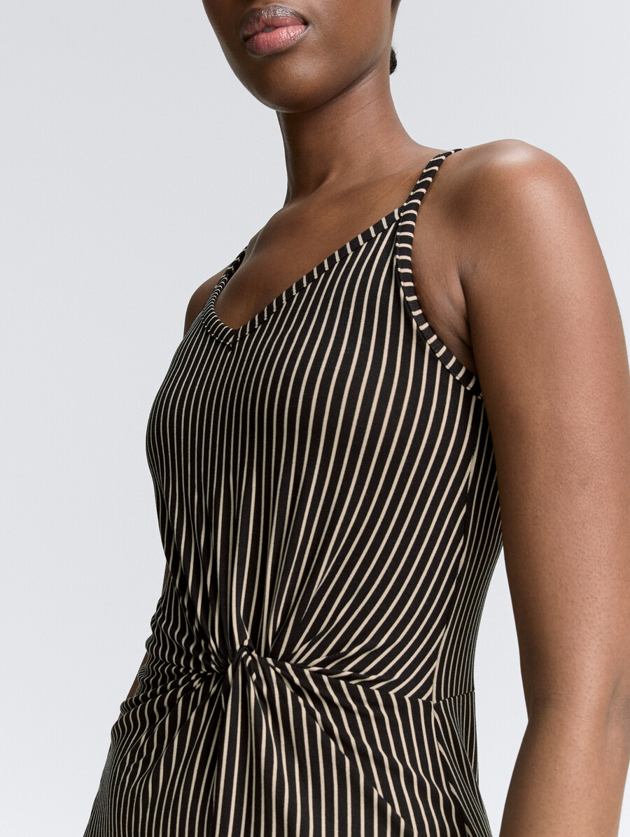 vestido midi de tirantes con detalle retorcido